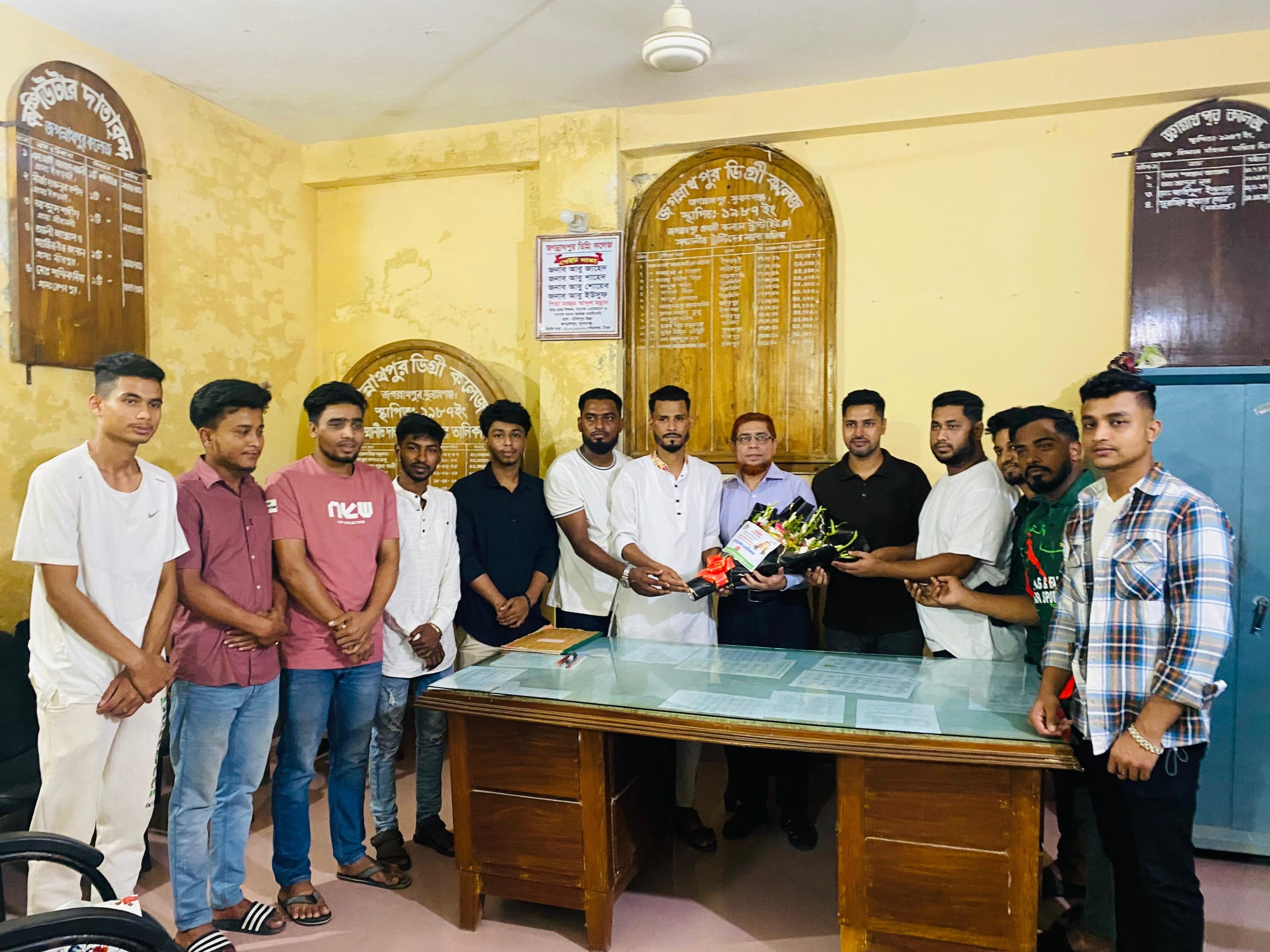 নতুন অধ্যক্ষ কে ফুল দিলে বরণ করে নিল কলেজ ছাত্রদল নেতৃবৃন্দ –